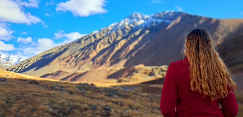 Person blickt in eine weiter Berglandschaft – Symbol für Freiheitsdrang und hochsensibel sein