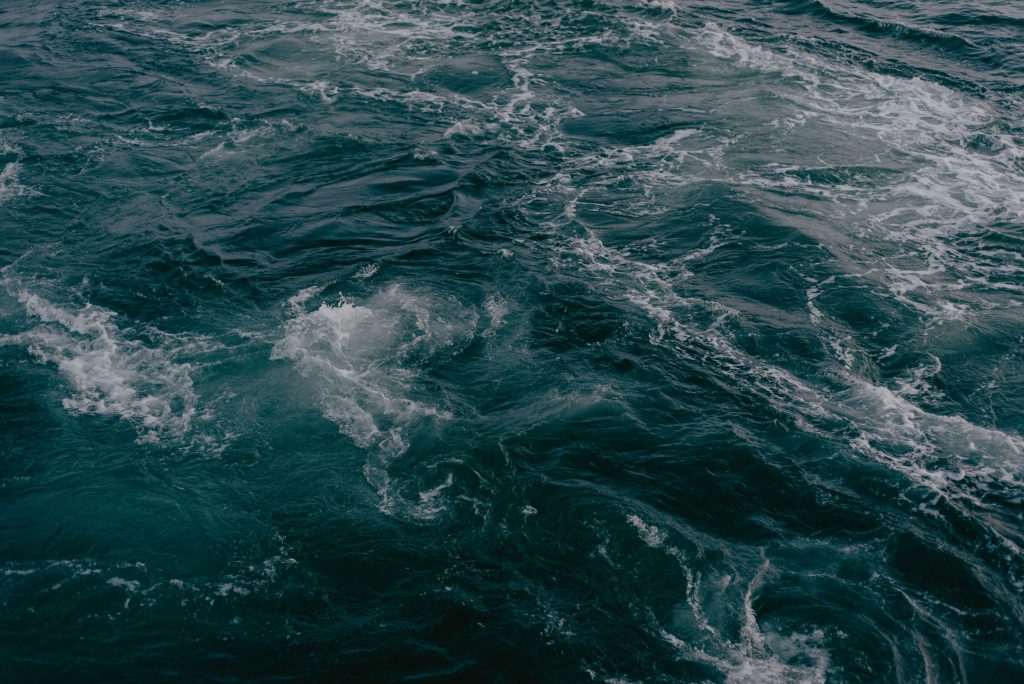 Unruhiges Wasser als Zeichen für die manchmal unschönen Dinge, die Hochsensitivtität mit sich bringt. 