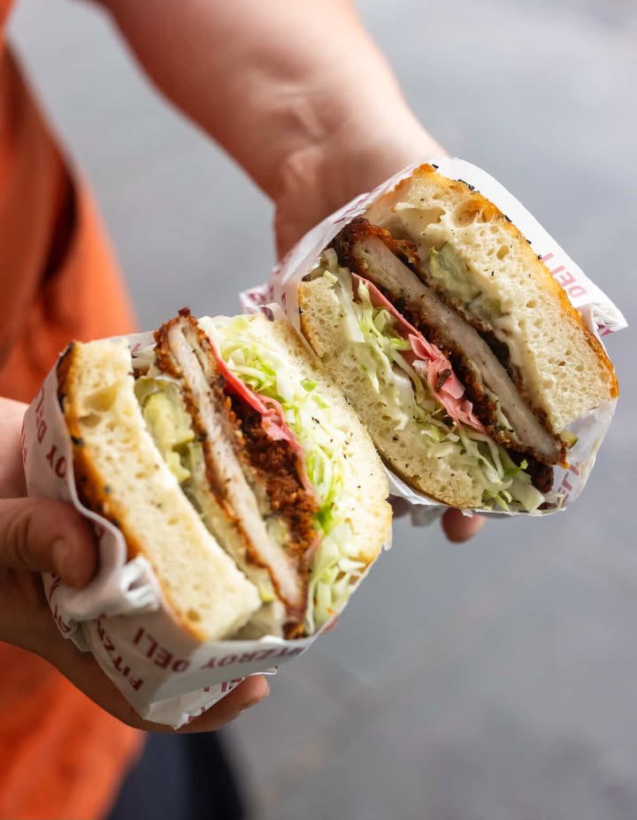 Frisch belegter Sandwich von Fitzroy Deli im Zentrum Aucklands. 