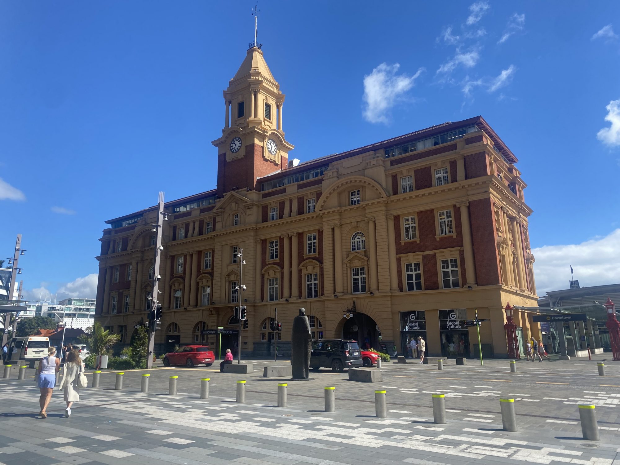Das Ferry Building am Hafen von Auckland.