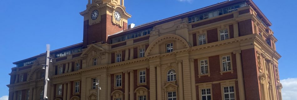 Das Ferry Building am Hafen von Auckland.