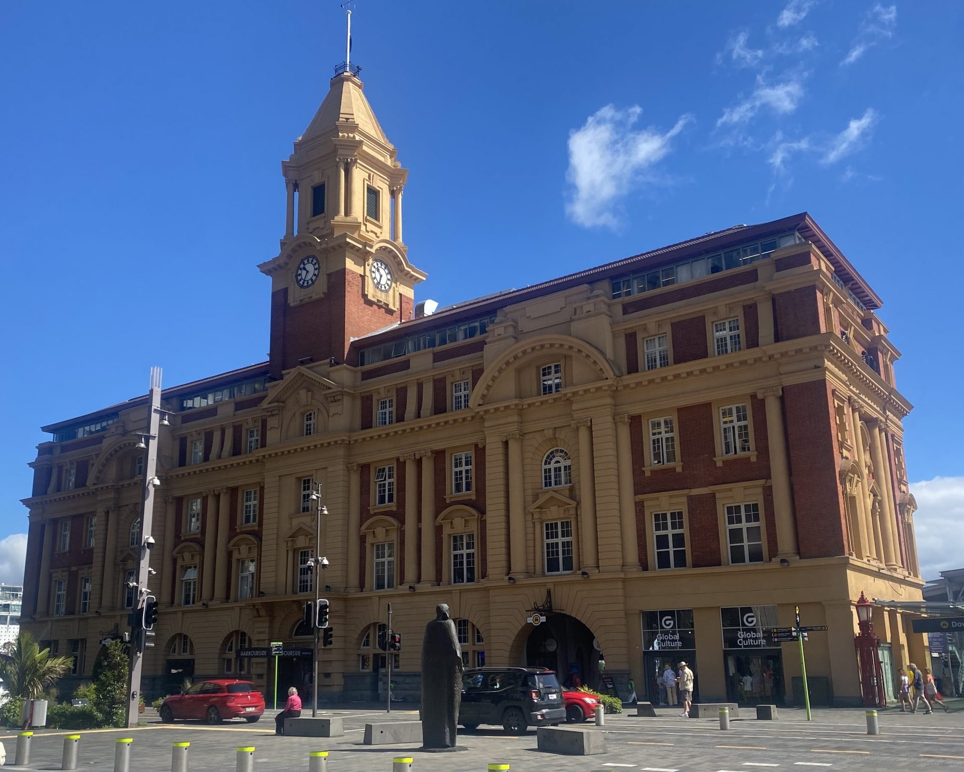 Das Ferry Building am Hafen von Auckland.