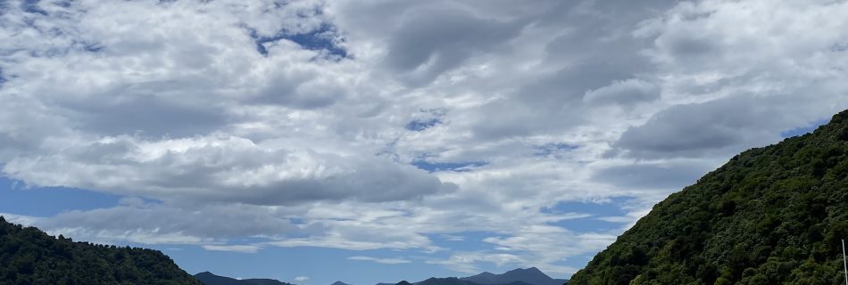 Einfahrt durch die Marlborough Sounds bei Picton auf der Südinsel Neuseelands.