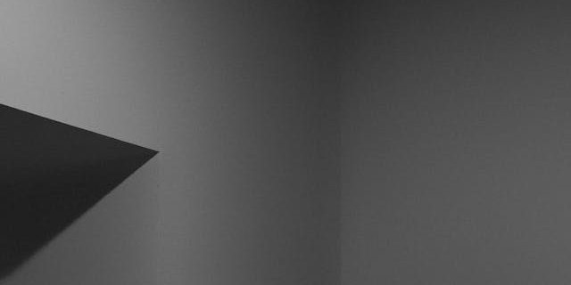 Ein Bild mit einem dunklen Bett, das Bild transportiert die Schwere, die das Thema Sucht mit sich bringt.