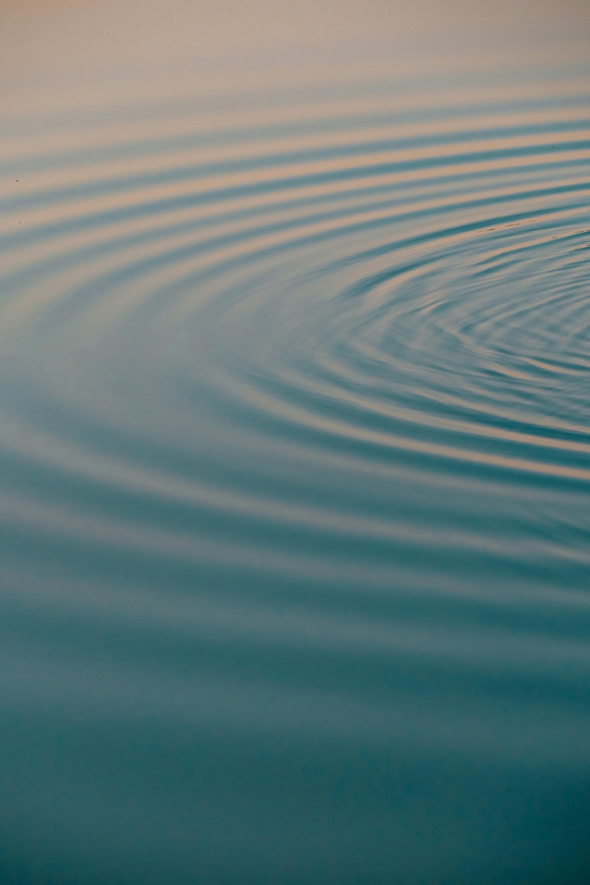 Ruhiges Wasser, als Symbol für Klarheit.