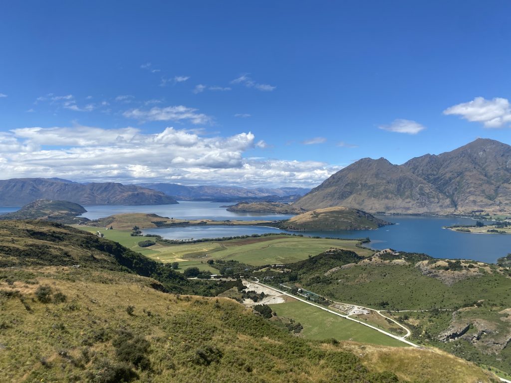 Blick vom Wānaka Lookout über den Lake Wānaka und die umliegenden Berge bei Wānaka in Neuseeland.