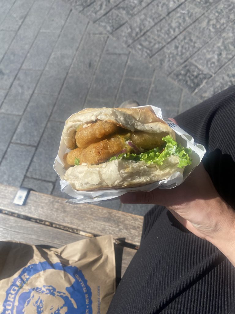 Holier Than Thou Burger von Fergburger in Queenstown mit frittiertem Tofu.