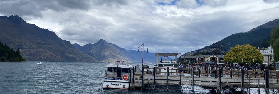 Der Hafenbereich von Queenstown am Lake Wakatipu mit Blick auf die umliegenden Berge.
