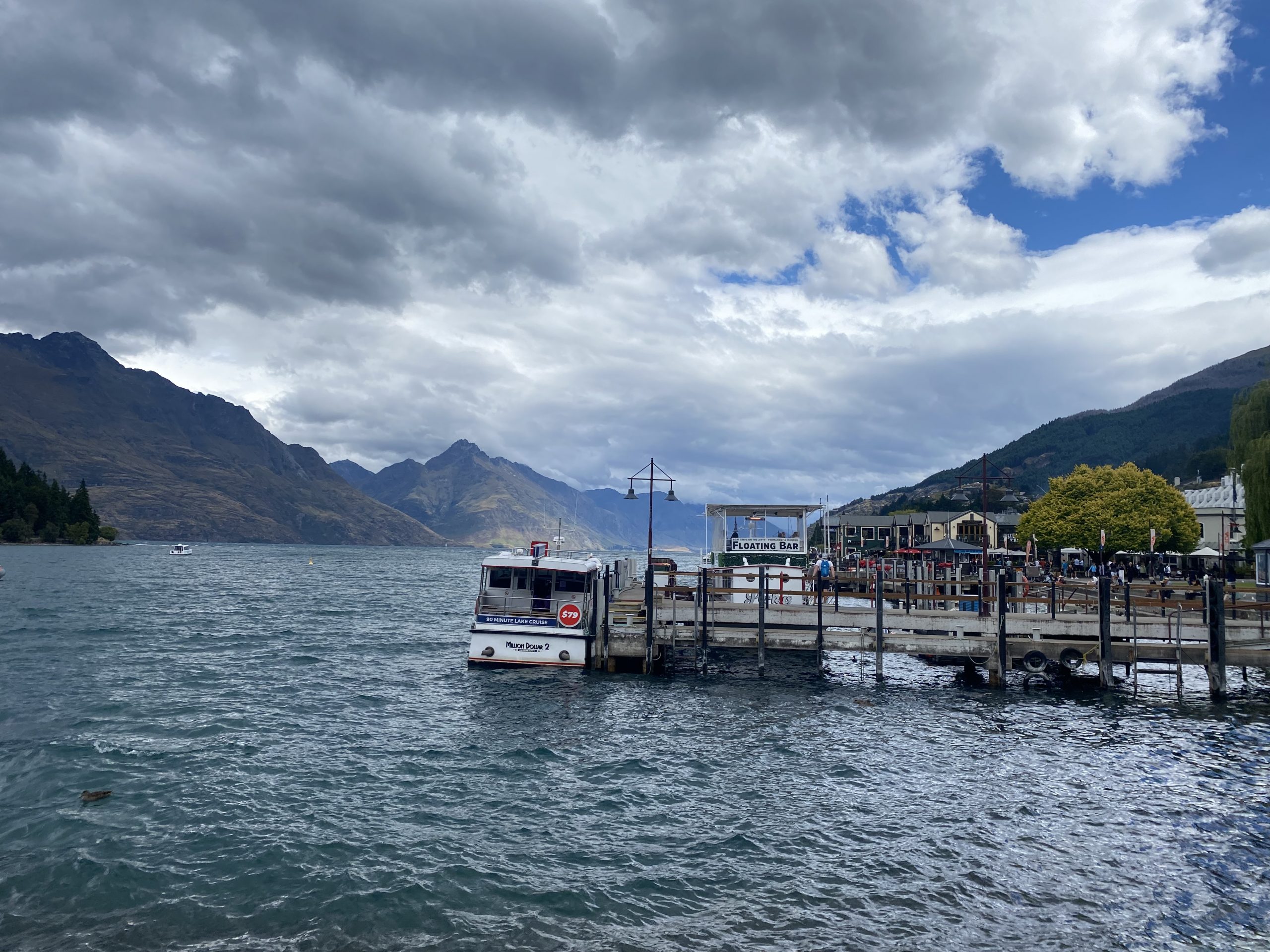 Der Hafenbereich von Queenstown am Lake Wakatipu mit Blick auf die umliegenden Berge.