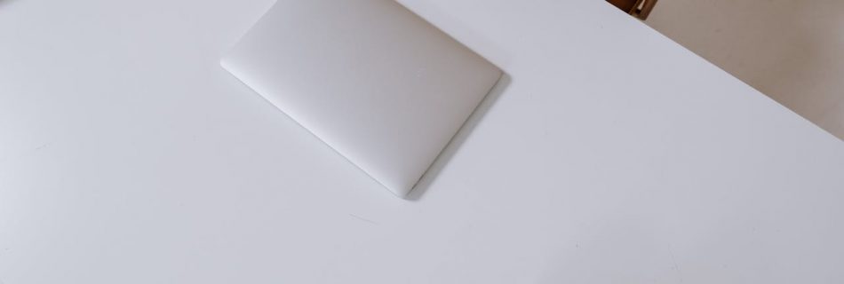 Minimalistischer Arbeitsplatz als Symbol für Klarheit und Struktur im Business