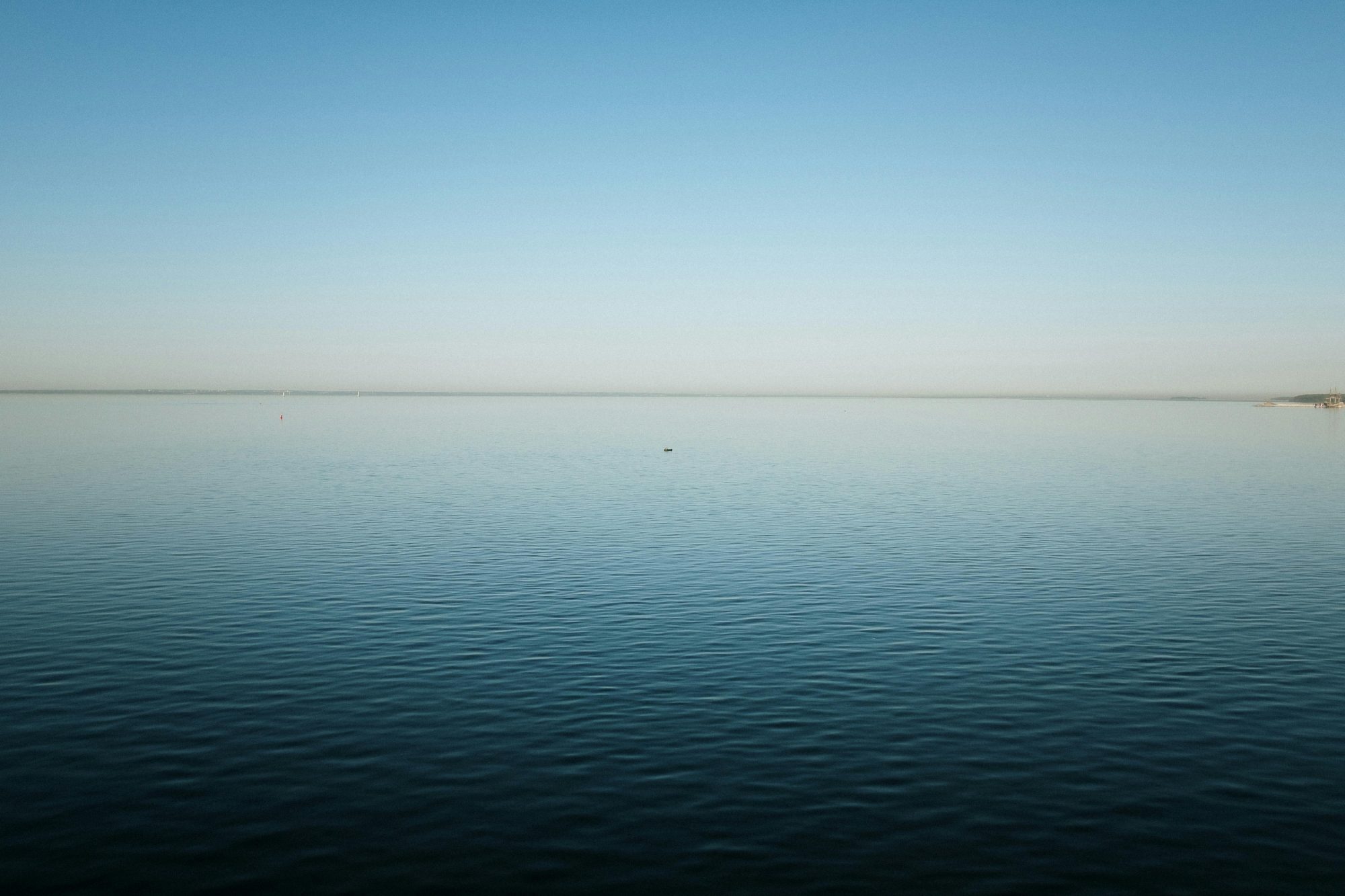 Stilles Wasser in einer ruhigen Umgebung.