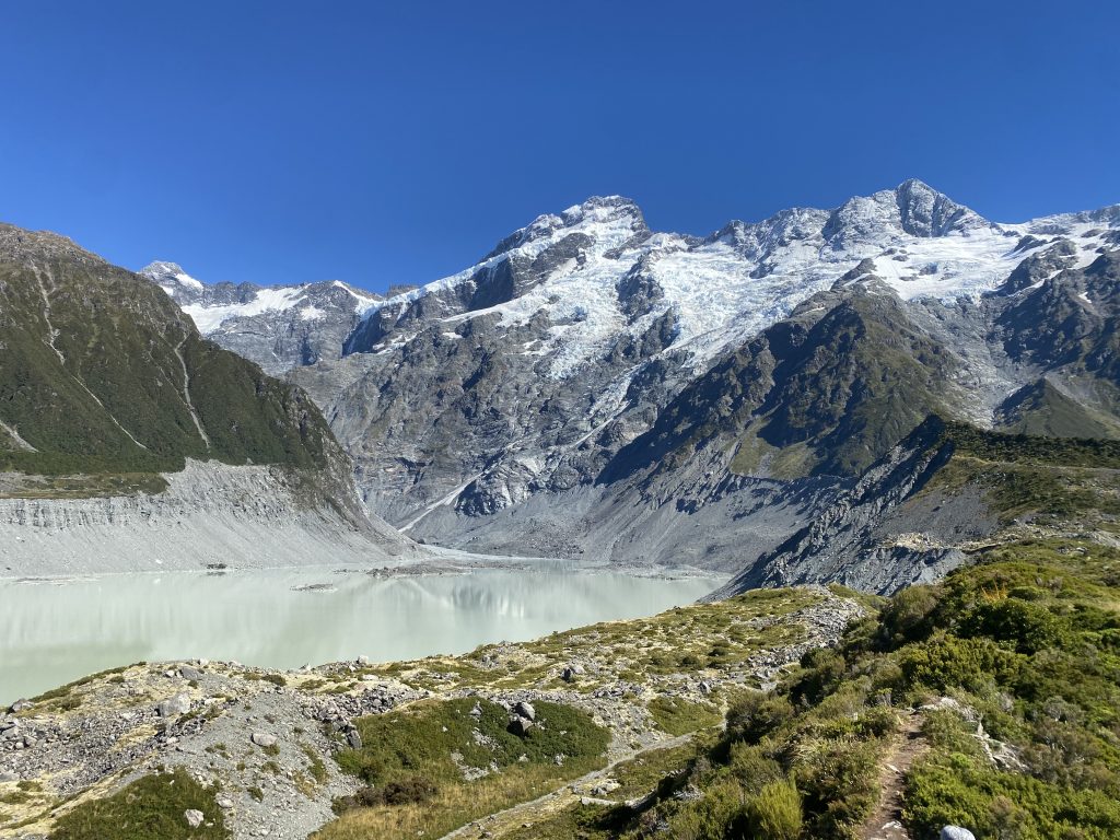 Blick auf schneebedeckte Berge vom Hooker Valley Track im Mount Cook Nationalpark.