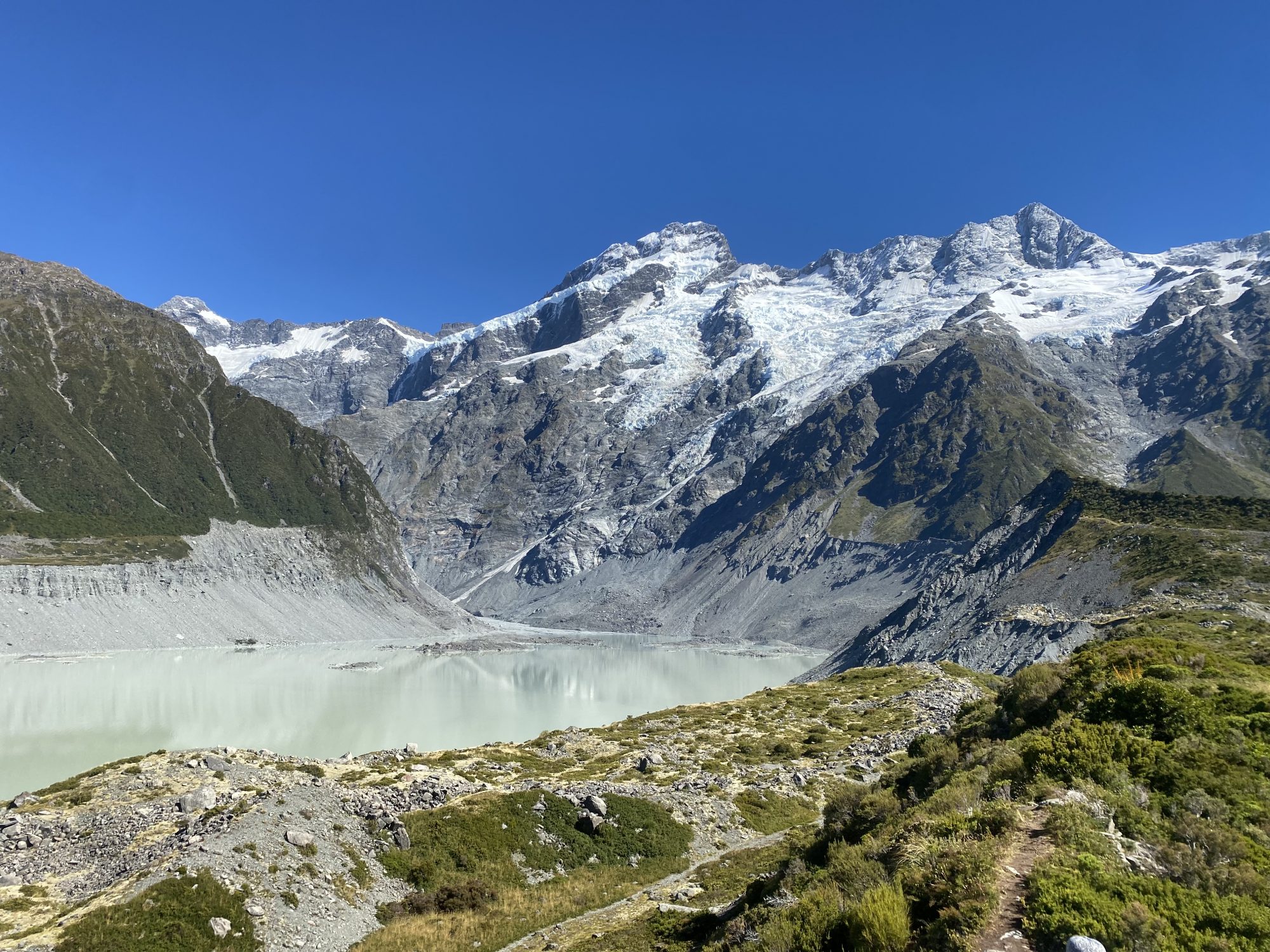 Blick auf schneebedeckte Berge vom Hooker Valley Track im Mount Cook Nationalpark.
