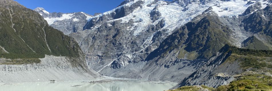 Blick auf schneebedeckte Berge vom Hooker Valley Track im Mount Cook Nationalpark.
