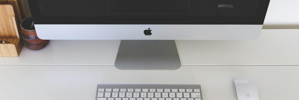 Minimalistischer Arbeitsplatz mit klaren Strukturen und modernem Design als Symbol für verständliche Kommunikation und strategisches SEO.