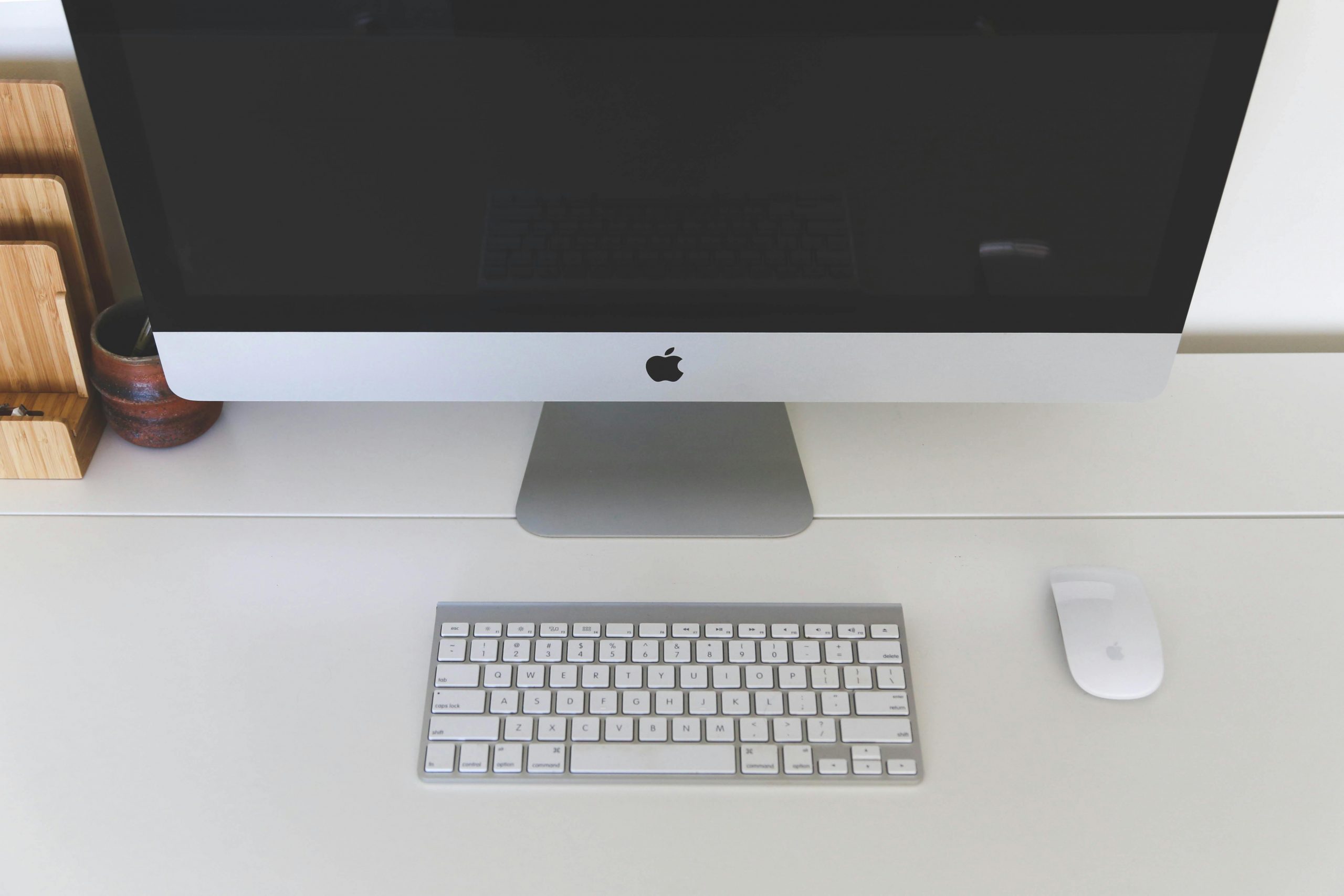 Minimalistischer Arbeitsplatz mit klaren Strukturen und modernem Design als Symbol für verständliche Kommunikation und strategisches SEO.